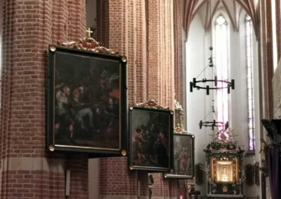 Dr Edward Szczapow autorem konserwacji obrazów Stacji Drogi Krzyżowej z kościoła katedralnego p.w. Podwyższenia Krzyża Świętego w Opolu